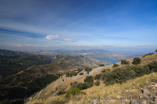 Andalusie, Zahara de la Sierra en de berg Coros Spanje  Zahara de la Sierra Uitzicht Spanje Coros Andalusie 