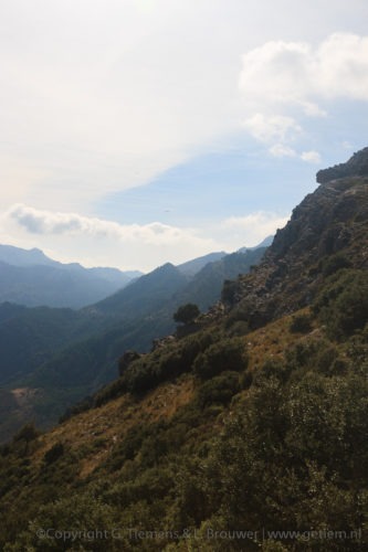 Andalusie, Zahara de la Sierra en de berg Coros Spanje  Zahara de la Sierra Uitzicht Spanje Coros Andalusie 